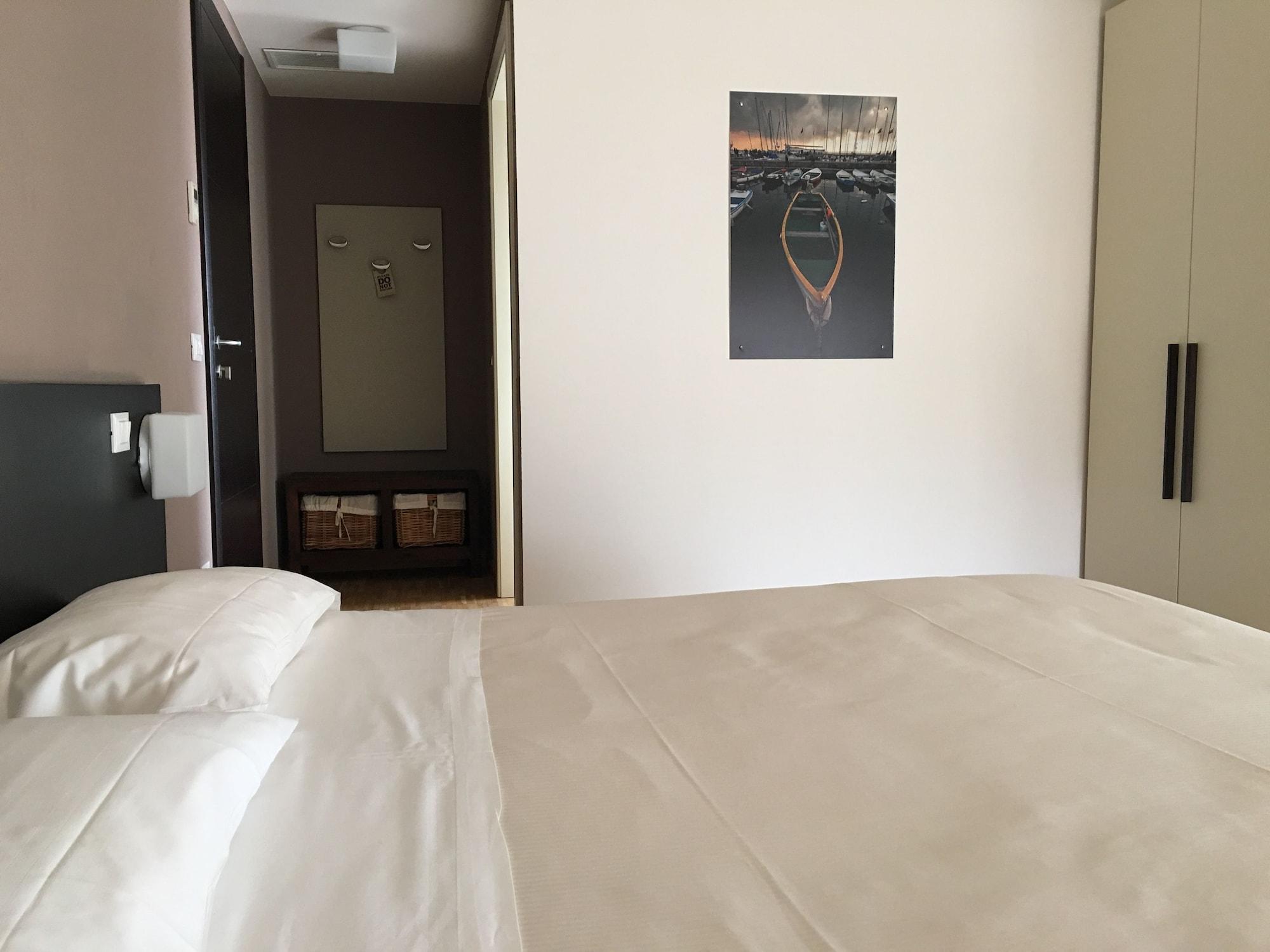 Vialeromadodici Rooms & Apartments Лацизе Екстериор снимка
